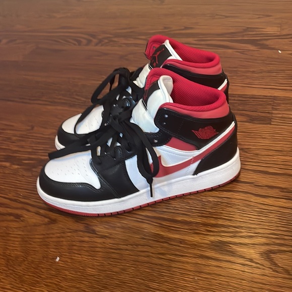 Jordan 1 Mid Gym Red Black and White size 6 Y 7.5/8 in women’s Nike - Picture 5 of 5